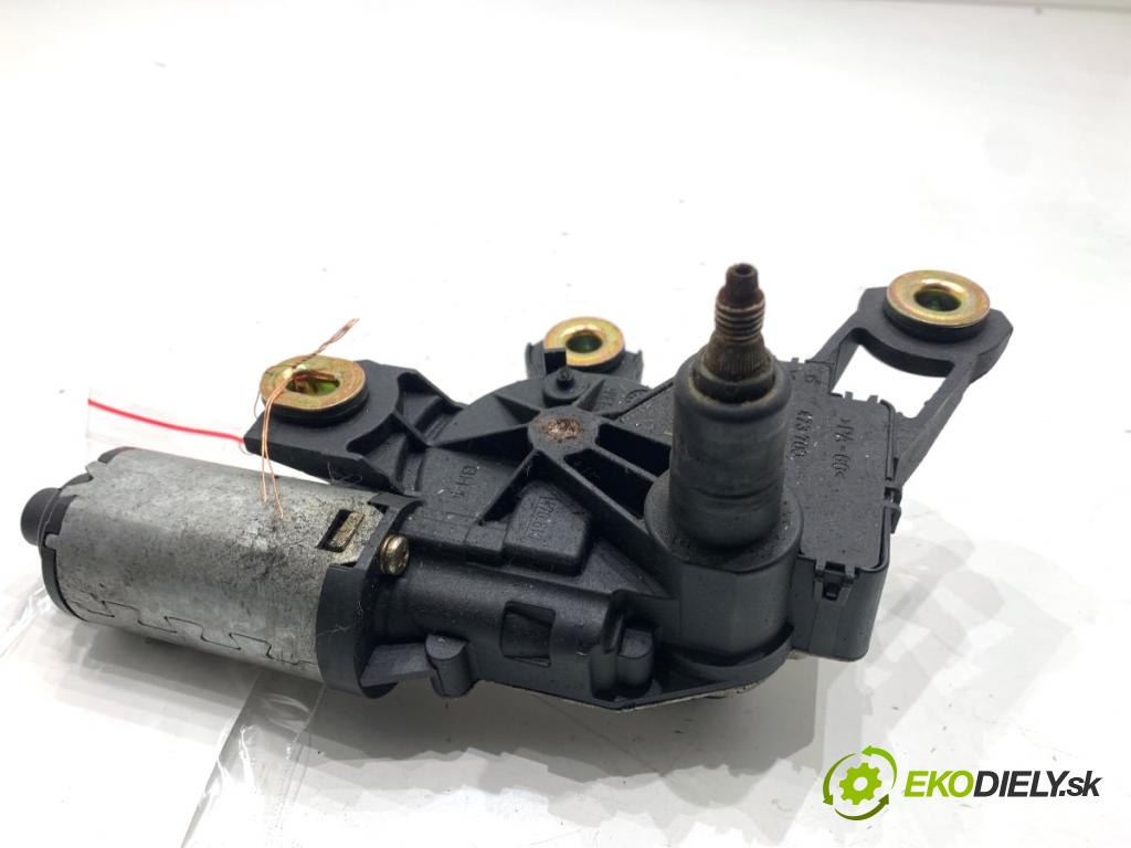 AUDI A3 8P liftback 2006 100 kW 2.0 TDI 1968 Motor stieračov zad 8E9955711C