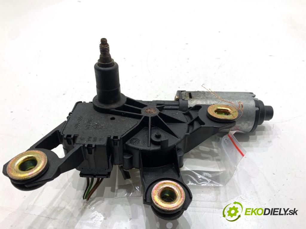 AUDI A3 8P liftback 2006 100 kW 2.0 TDI 1968 Motor stieračov zad 8E9955711C