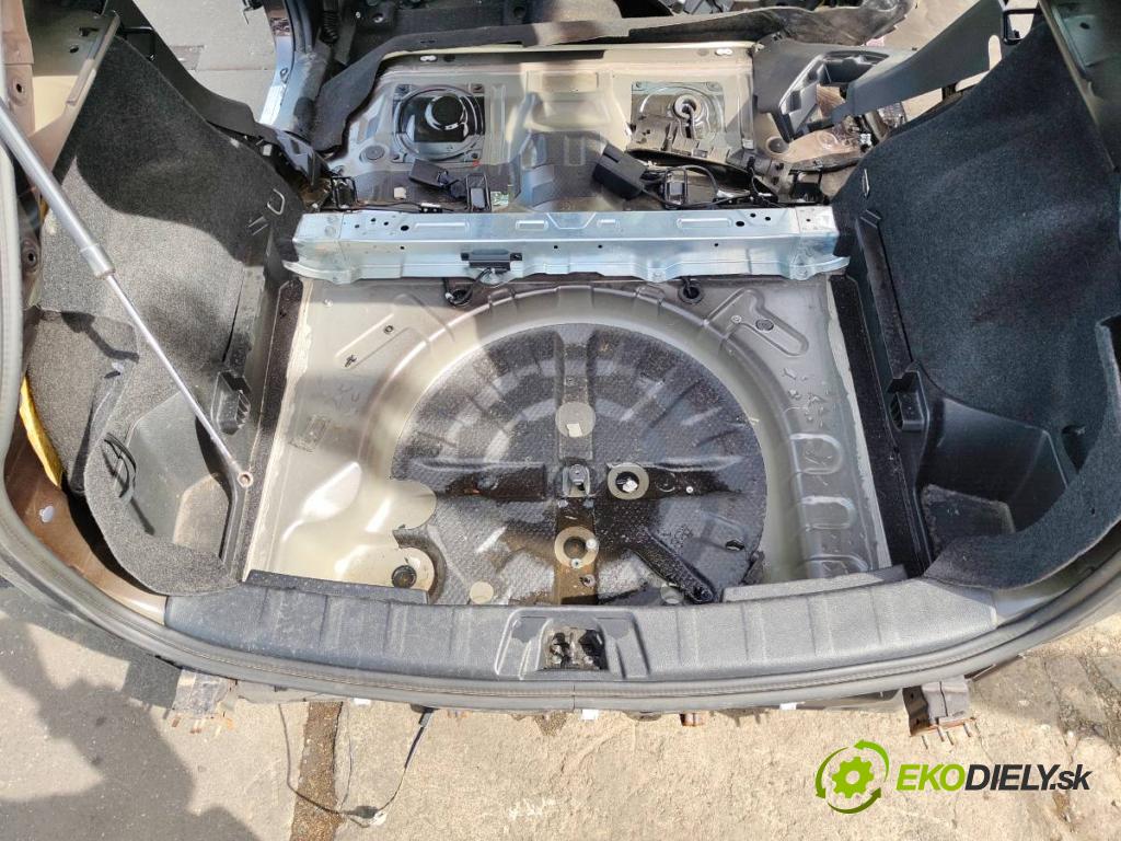 NISSAN QASHQAI J11 SUV 2016 120 kW 1.6 DIG-T 1618 karoséria ČTVRŤÁK: Blatník prah strecha PODŁUŻNICA