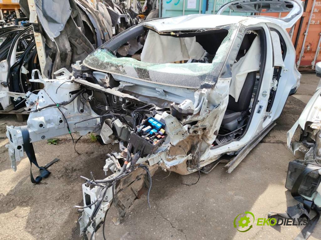 TOYOTA YARIS IV SUV 2021 92 kW 1.5 (MXPB10) 1490 karoséria ČTVRŤÁK: Blatník prah strecha PODŁUŻNICA 