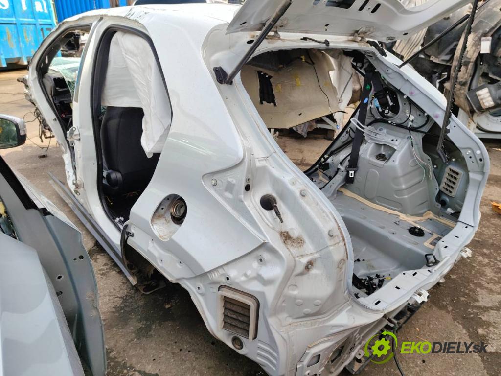 TOYOTA YARIS IV SUV 2021 92 kW 1.5 (MXPB10) 1490 karoséria ČTVRŤÁK: Blatník prah strecha PODŁUŻNICA