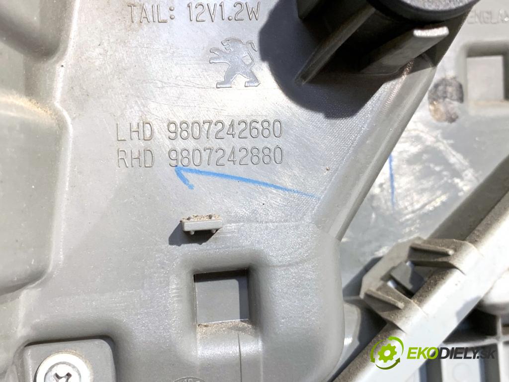 PEUGEOT 508 I sedan 2017 133 kW 2.0 BlueHDi 180 1997 světlo pravý zadní část 9807242680A