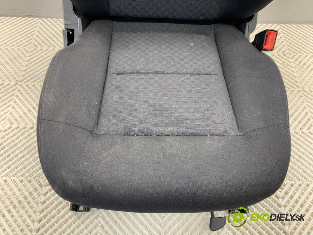 MERCEDES-BENZ W212 sedan 2010 170 kW E 350 CDI (212.025) 2987 sedadlo pravý přední část