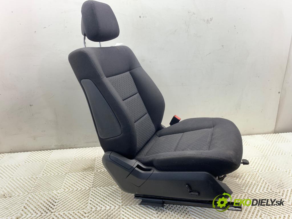 MERCEDES-BENZ W212 sedan 2010 170 kW E 350 CDI (212.025) 2987 sedadlo pravý přední část