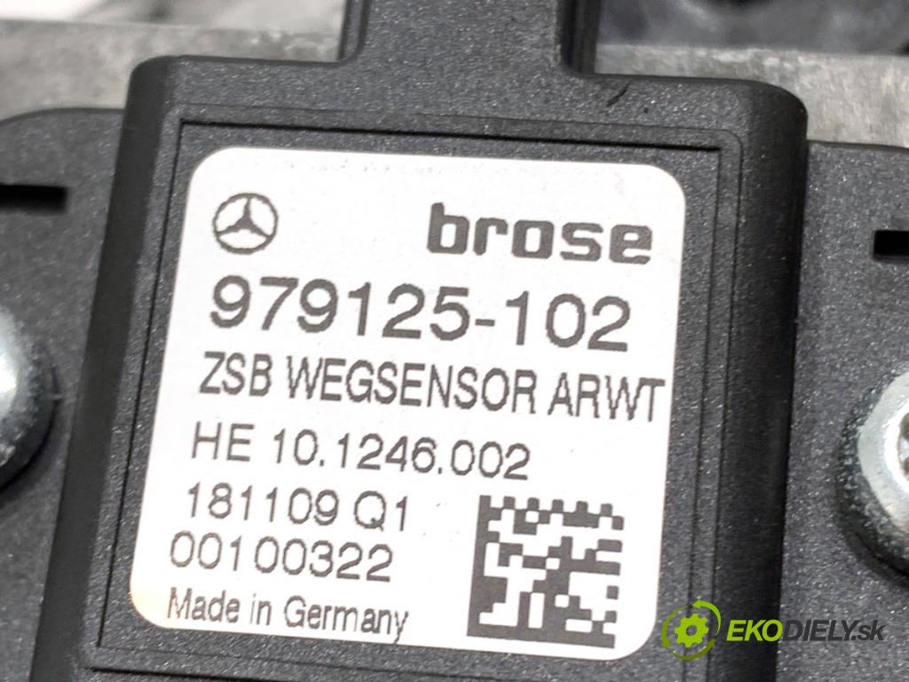 MERCEDES-BENZ W212 sedan 2010 170 kW E 350 CDI (212.025) 2987 doťah dverí zad A2128201842