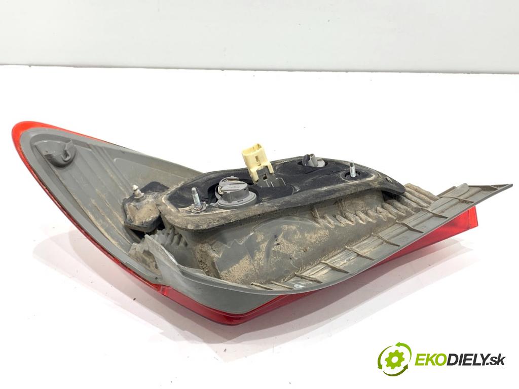 TOYOTA YARIS III liftback 2011 73 kW 1.3 (NSP130_) 1329 Svetlo ľavy zad