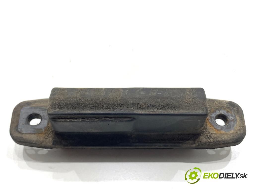 TOYOTA YARIS III liftback 2011 73 kW 1.3 (NSP130_) 1329 klika dveří zadní část