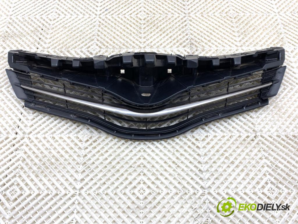 TOYOTA YARIS III liftback 2011 73 kW 1.3 (NSP130_) 1329 mřížka maska 53101-0D220 (Přední mřížka (maska chladiče))
