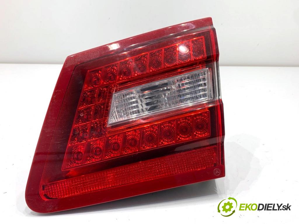 MERCEDES-BENZ W212 sedan 2010 170 kW E 350 CDI (212.025) 2987 Svetlo zad pravá vnútorná 2128201064 (Kľučka dverí ostatné)