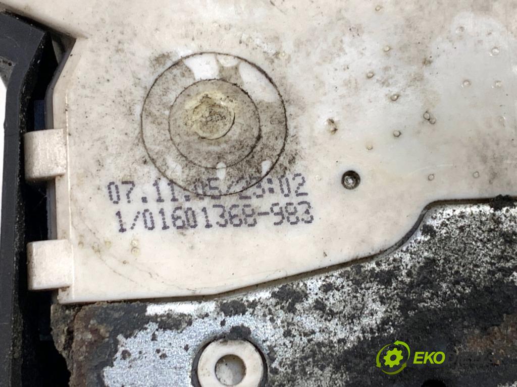 MINI R50 R53 liftback 2006 125 kW Cooper S 1598 zámok dveře pravý přední část