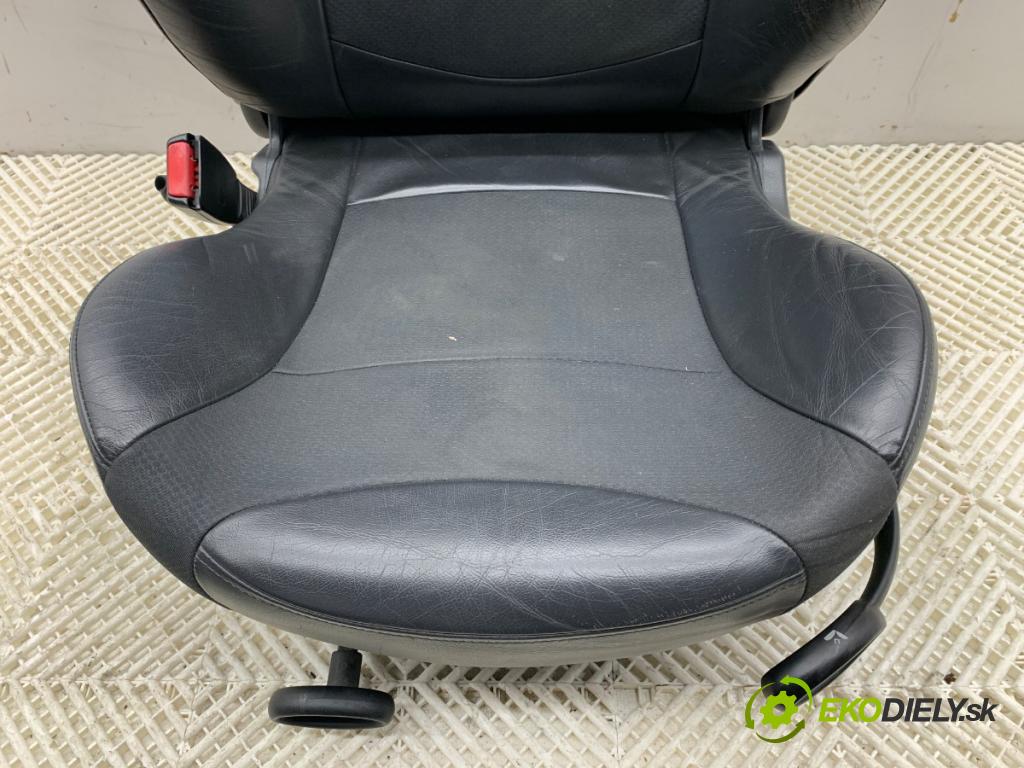 MINI R50 R53 liftback 2006 125 kW Cooper S 1598 Sedadlo ľavy predný