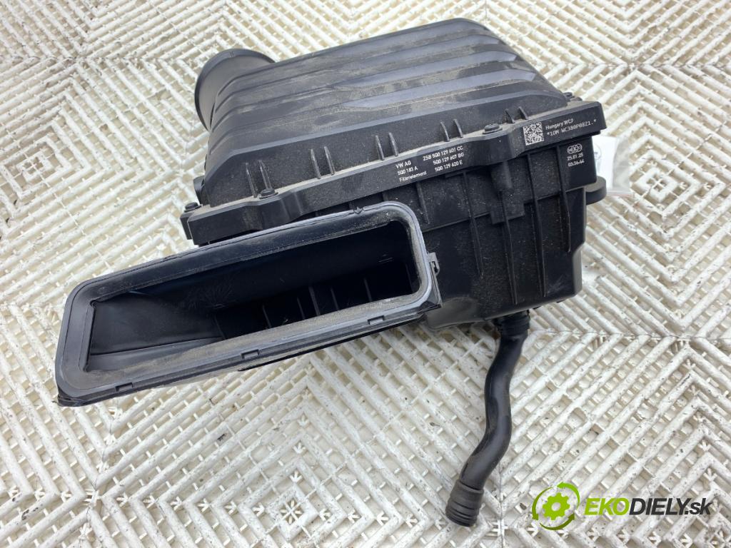 SKODA KAMIQ SUV 2025 110 kW 1.5 TSI 1495 obal filtra vzduchu 5Q0129601CC (Kryt vzduchového filtru)