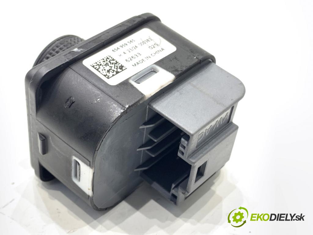 SKODA KAMIQ SUV 2025 110 kW 1.5 TSI 1495 Prepínač nastavenia spätných zrkadiel 654959565 (Prepínacie páčky pod volantom)