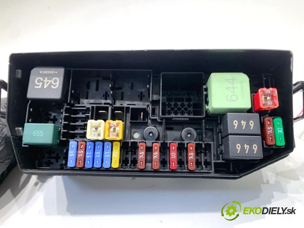 SKODA KAMIQ SUV 2025 110 kW 1.5 TSI 1495 Skrinka poistková 2Q0927165A (Poistková skrinka)