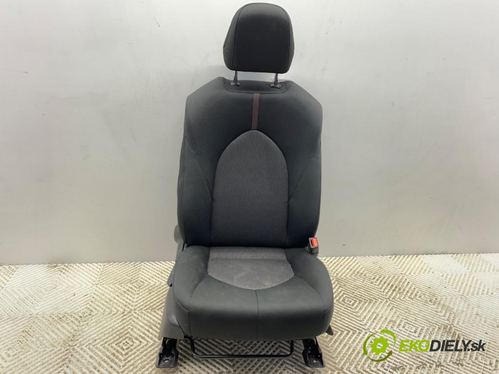 TOYOTA CAMRY sedan 2019 131 kW 2.5 Hybrid (AXVH71_) 2487 sedadlo pravý přední část 