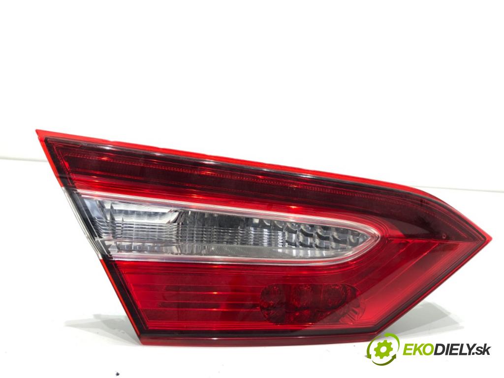 TOYOTA CAMRY sedan 2019 131 kW 2.5 Hybrid (AXVH71_) 2487 světlo zadní část levá strana vnitřní  (Klika dveří ostatní)