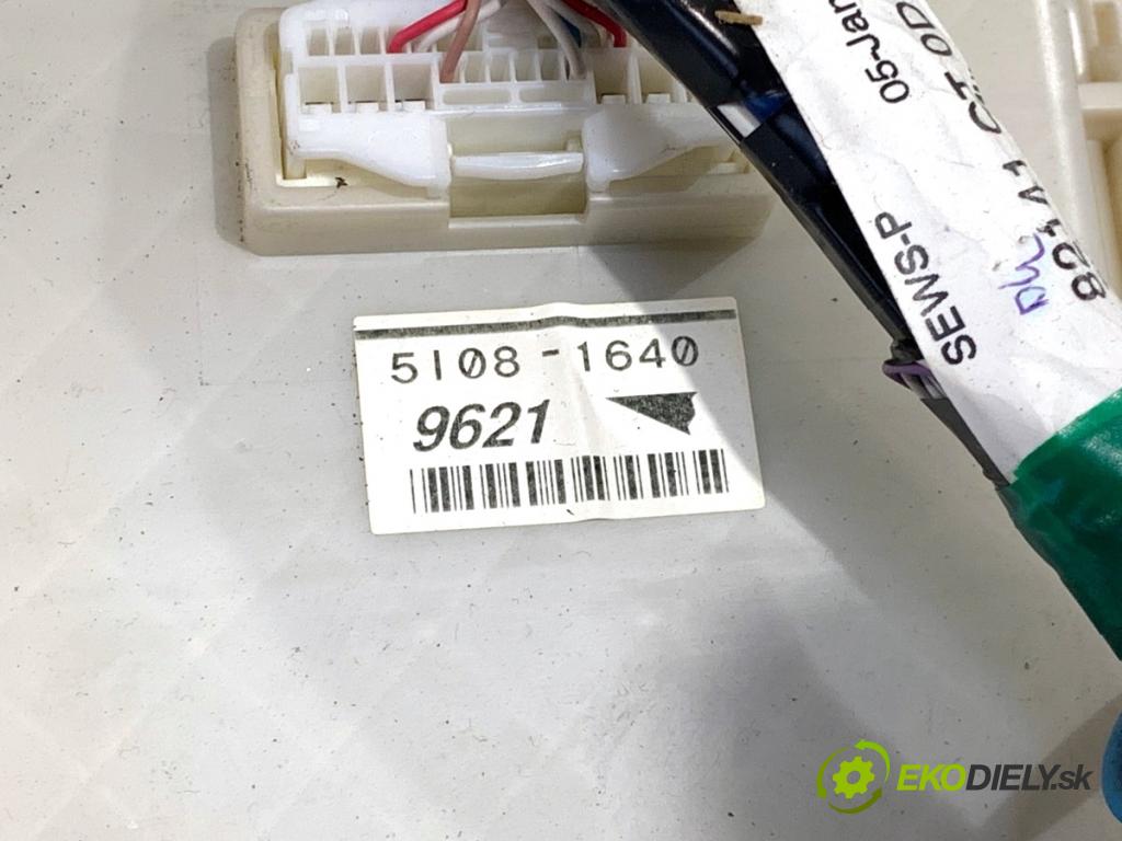 TOYOTA YARIS II liftback 2006 64 kW 1.3 VVT-i (SCP90_) 1298 modul BSI  (Pojistková skříňka)