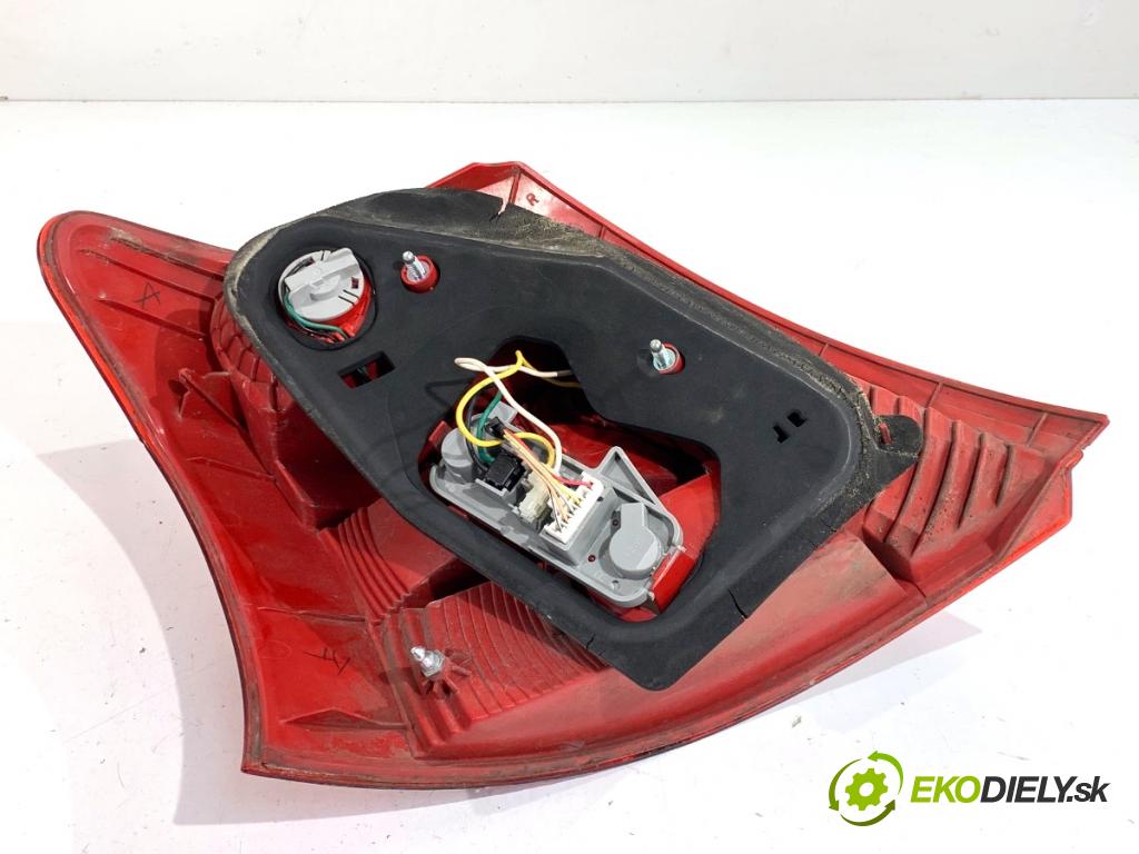 TOYOTA YARIS II liftback 2006 64 kW 1.3 VVT-i (SCP90_) 1298 světlo pravý zadní část