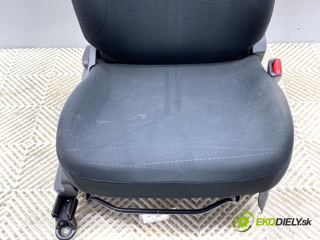 TOYOTA YARIS II liftback 2006 64 kW 1.3 VVT-i (SCP90_) 1298 Sedadlo pravy predný