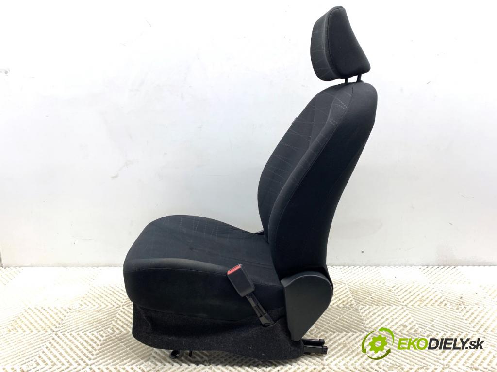TOYOTA YARIS II liftback 2006 64 kW 1.3 VVT-i (SCP90_) 1298 Sedadlo pravy predný
