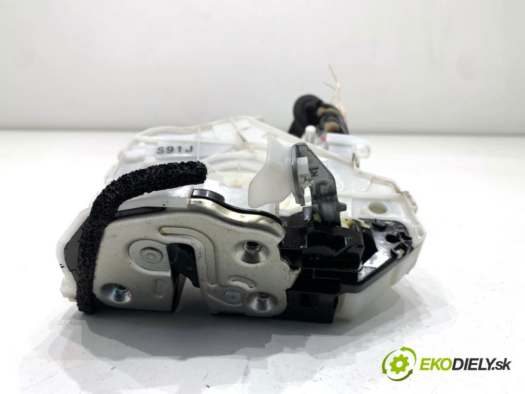 MAZDA 3 BP liftback 2019 132 kW SKYACTIV-X M Hybrid (BP2H) 1998 zámok Dvere pravy zad J15A214