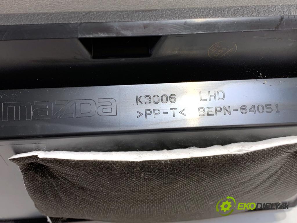 MAZDA 3 BP liftback 2019 132 kW SKYACTIV-X M Hybrid (BP2H) 1998 přihrádka kastlík spolujezdce  (Přihrádka (kastlík))