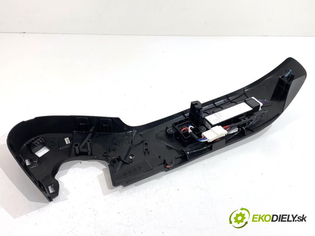MAZDA 3 BP liftback 2019 132 kW SKYACTIV-X M Hybrid (BP2H) 1998 přepínač sedačky levý BDHW881H3