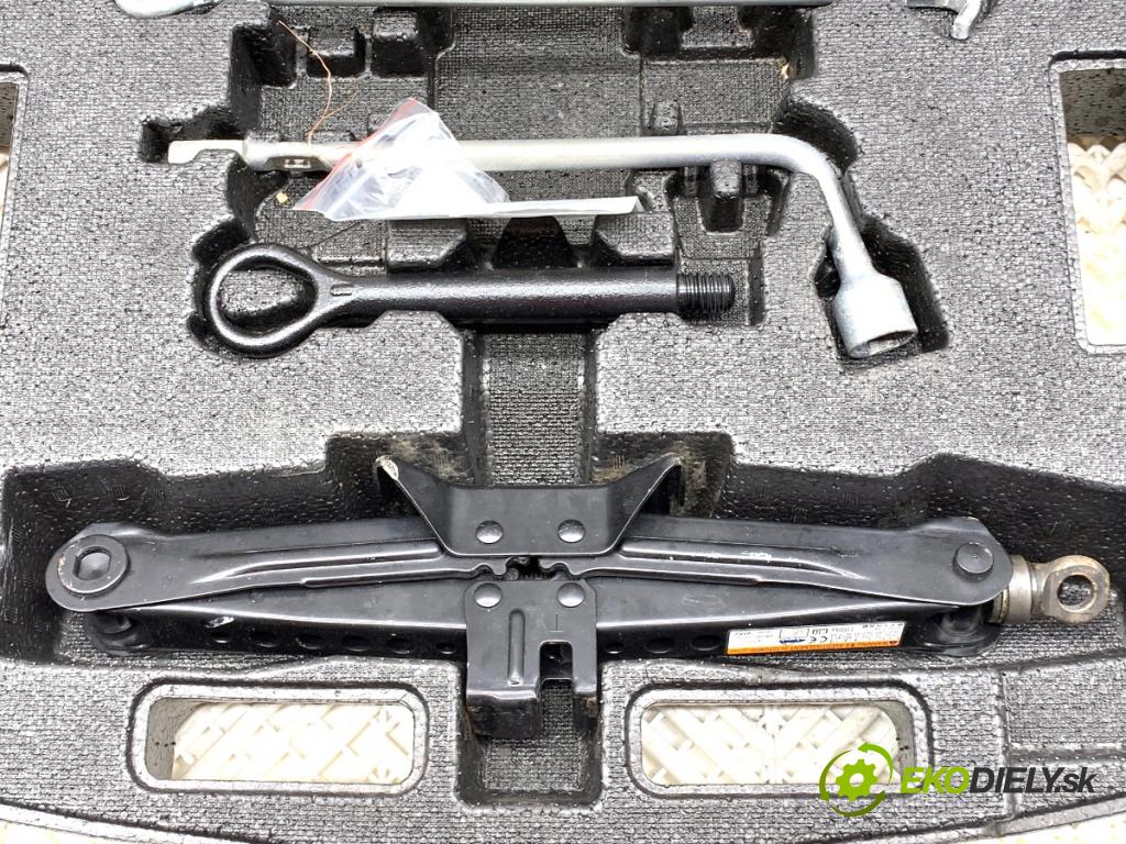TOYOTA CAMRY sedan 2019 131 kW 2.5 Hybrid (AXVH71_) 2487 Súprava náradia 64779-33240