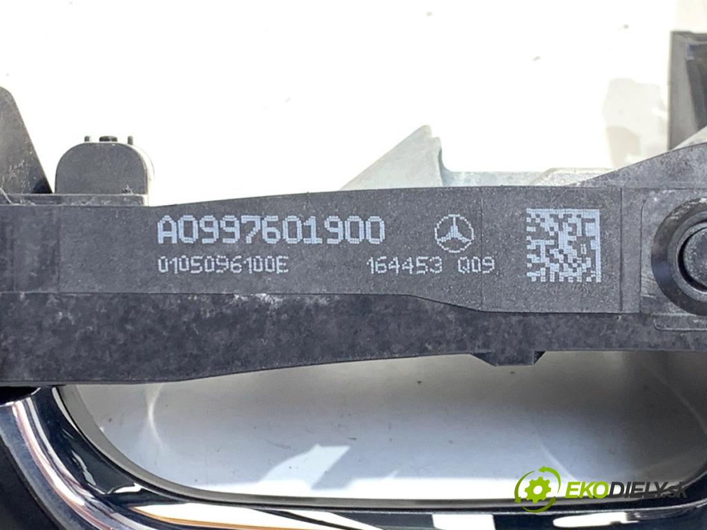 MERCEDES-BENZ KLASA C sedan 2016 270 kW C 450 AMG 4-matic (205.064) 2996 klika vnejší levý přední část A0997601900