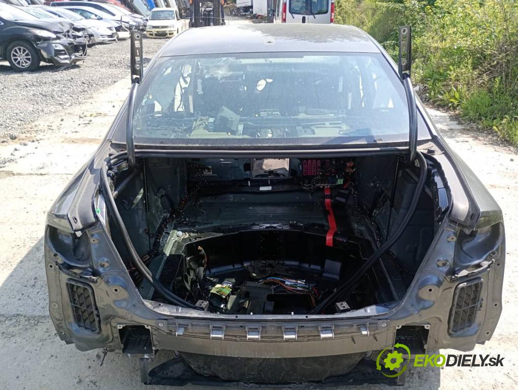 AUDI A8 D4 sedan 2016 445 kW S8 plus quattro 3993 KAROSERIA ČTVRŤÁK blatník práh střecha PODŁUŻNICA