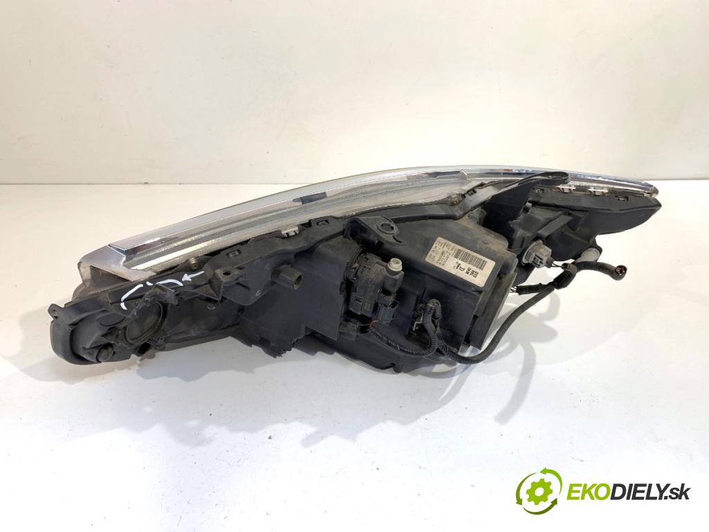 TOYOTA AURIS II Kombi 2017 73 kW 1.8 Hybrid (ZWE186_) 1798 Svetlomet pravy predný 81110-02K30