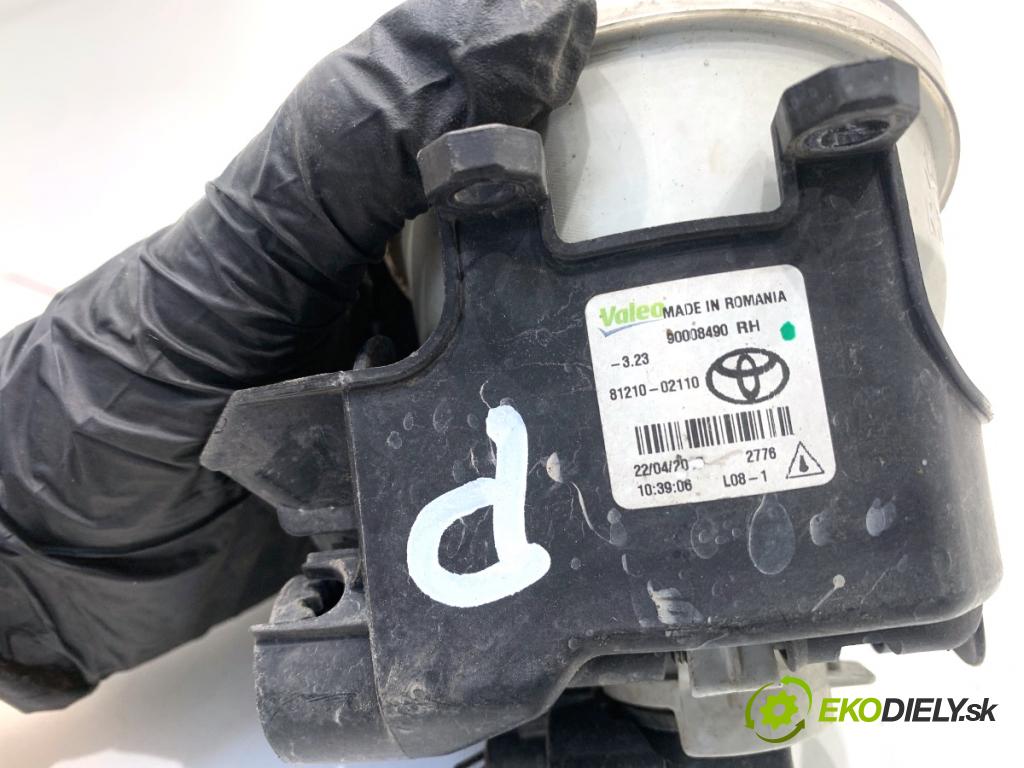 TOYOTA AURIS II Kombi 2017 73 kW 1.8 Hybrid (ZWE186_) 1798 hmlové svetlo, hmlovka pravý přední část 81210-02110