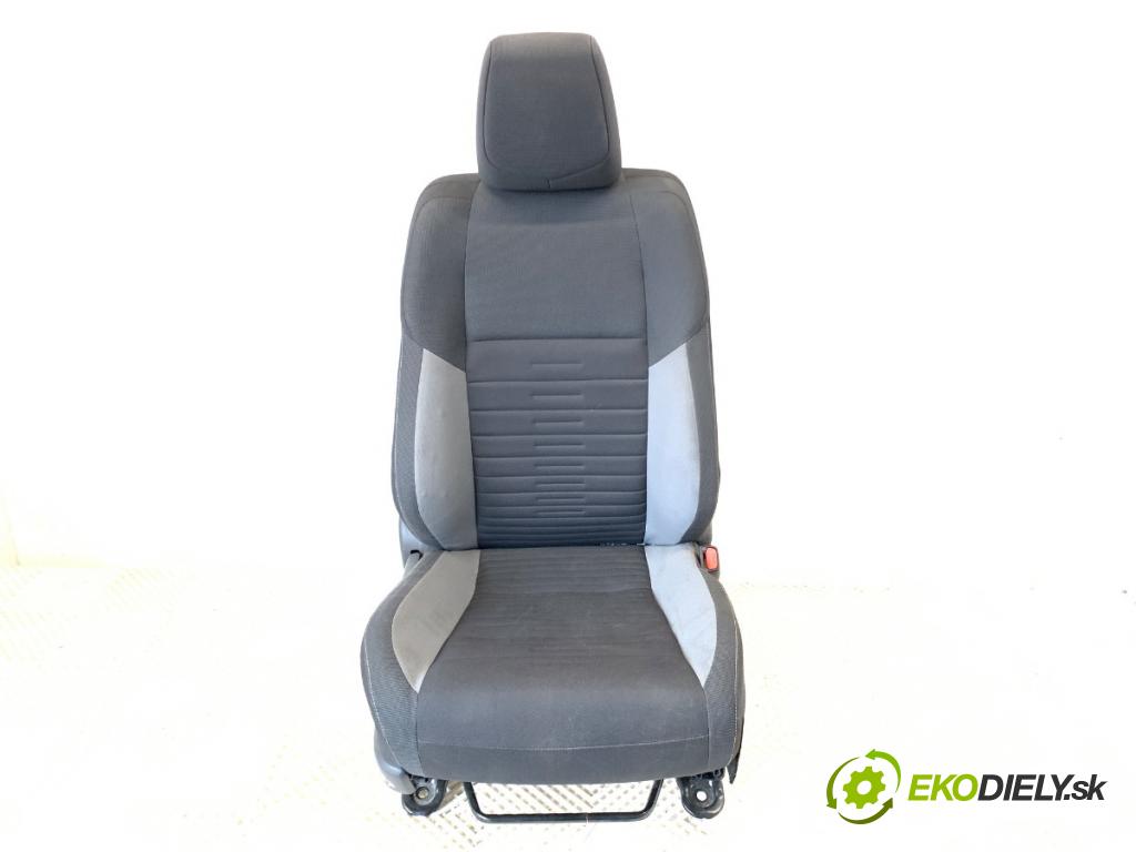TOYOTA AURIS II Kombi 2017 73 kW 1.8 Hybrid (ZWE186_) 1798 Sedadlo pravy predný 
