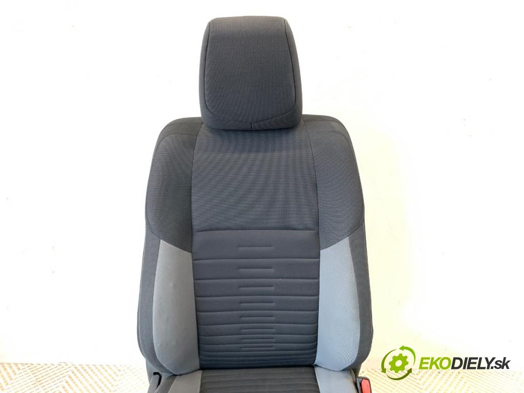 TOYOTA AURIS II Kombi 2017 73 kW 1.8 Hybrid (ZWE186_) 1798 Sedadlo pravy predný