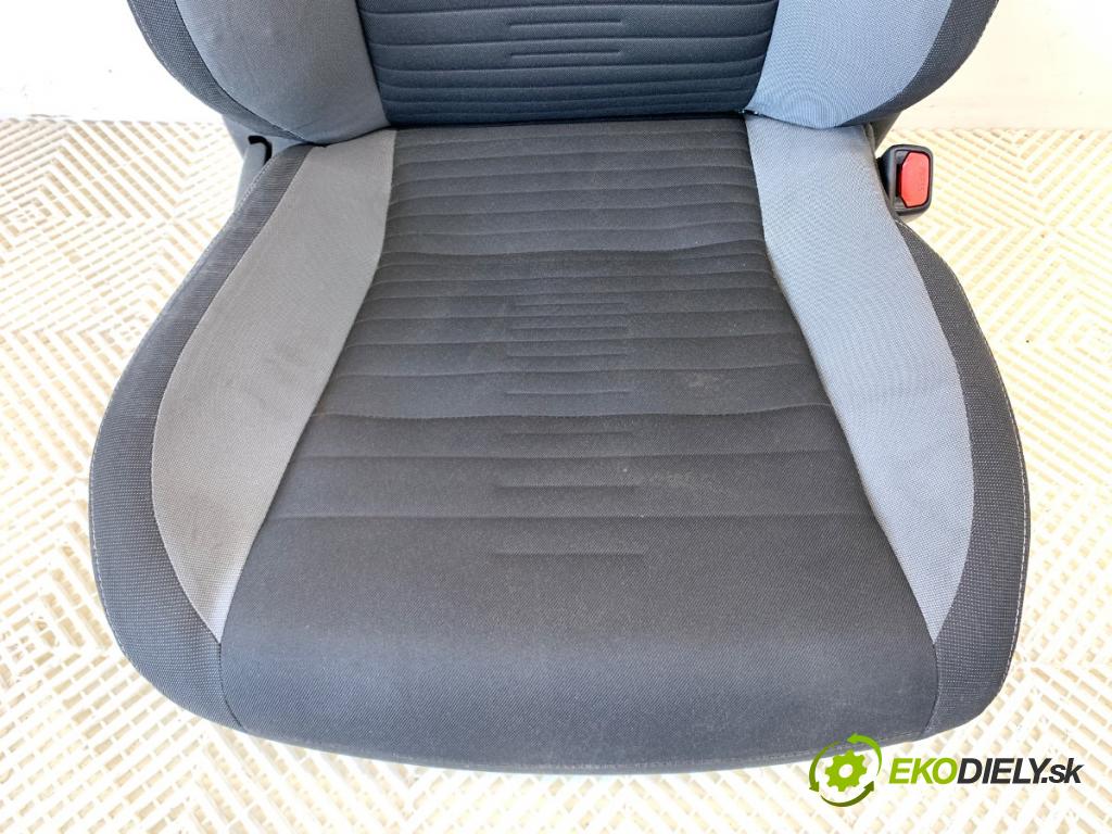 TOYOTA AURIS II Kombi 2017 73 kW 1.8 Hybrid (ZWE186_) 1798 Sedadlo pravy predný