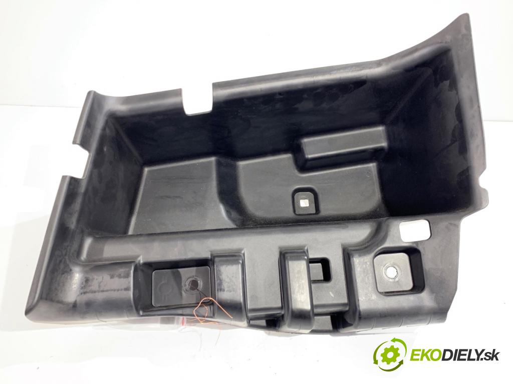 BMW G30 sedan 2020 140 kW 520 d xDrive 1995 přihrádka kastlík kufra levý 7373579