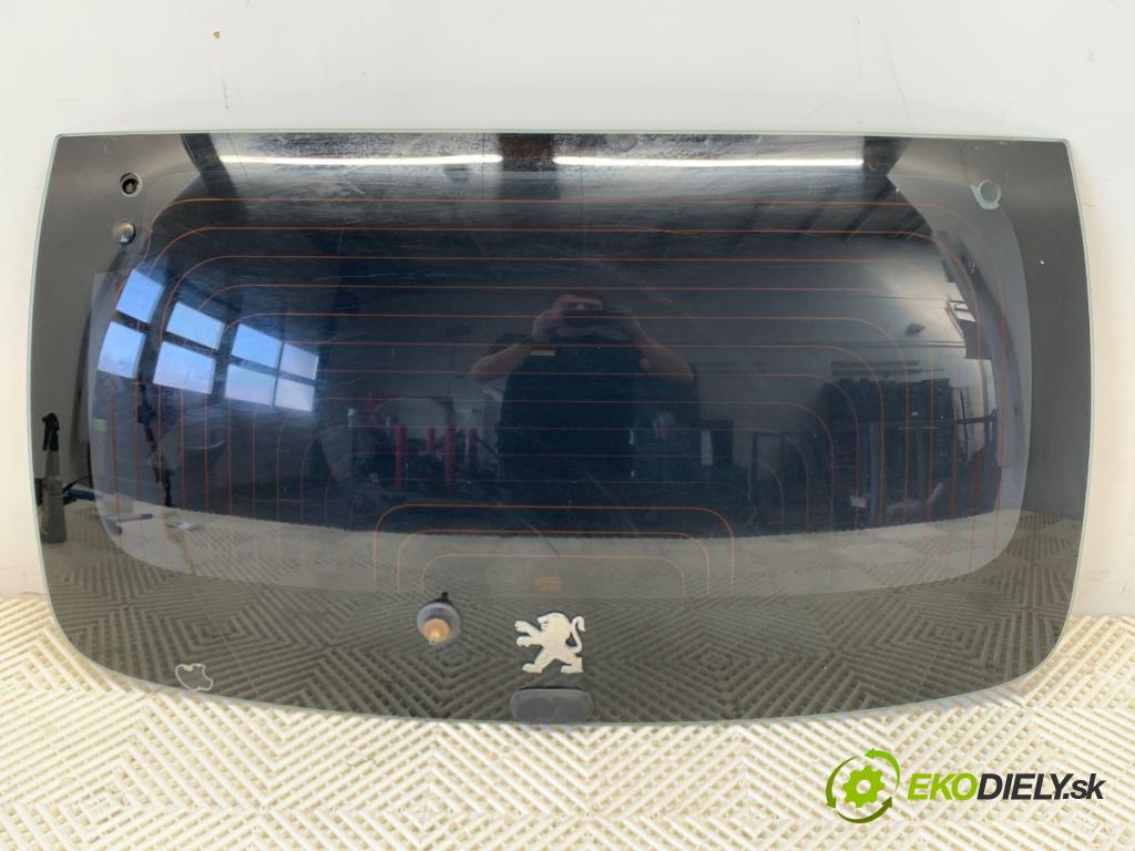 PEUGEOT 107 liftback 2008 50 kW 1.0 998 kapota zad Okno 