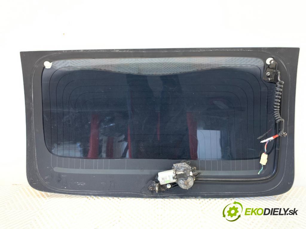 PEUGEOT 107 liftback 2008 50 kW 1.0 998 kapota zadní část okno