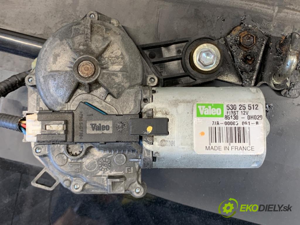 PEUGEOT 107 liftback 2008 50 kW 1.0 998 kapota zadní část okno