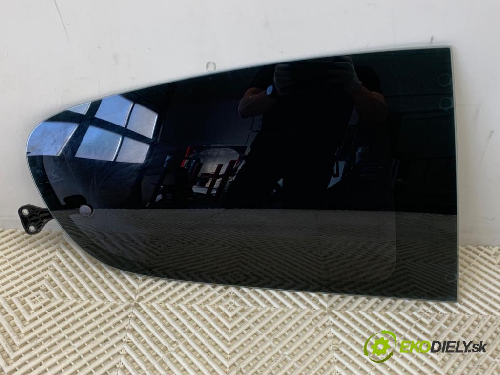 PEUGEOT 107 liftback 2008 50 kW 1.0 998 okno pravý zadní část 