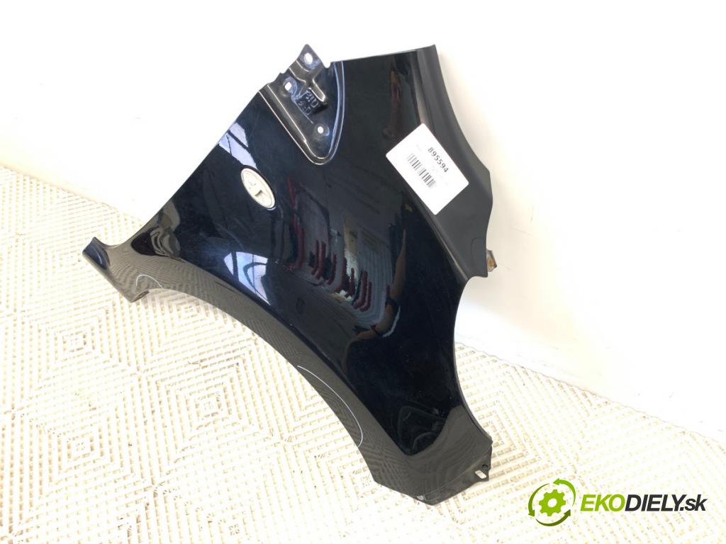 PEUGEOT 107 liftback 2008 50 kW 1.0 998 blatník pravý přední část