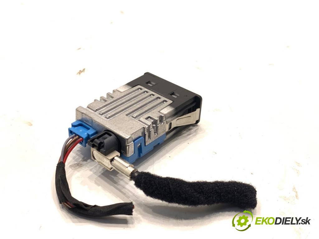 BMW G31 Kombi 2021 135 kW 530 e Plug-in-Hybrid xDrive 1998 HNÍZDO: USB 8711939