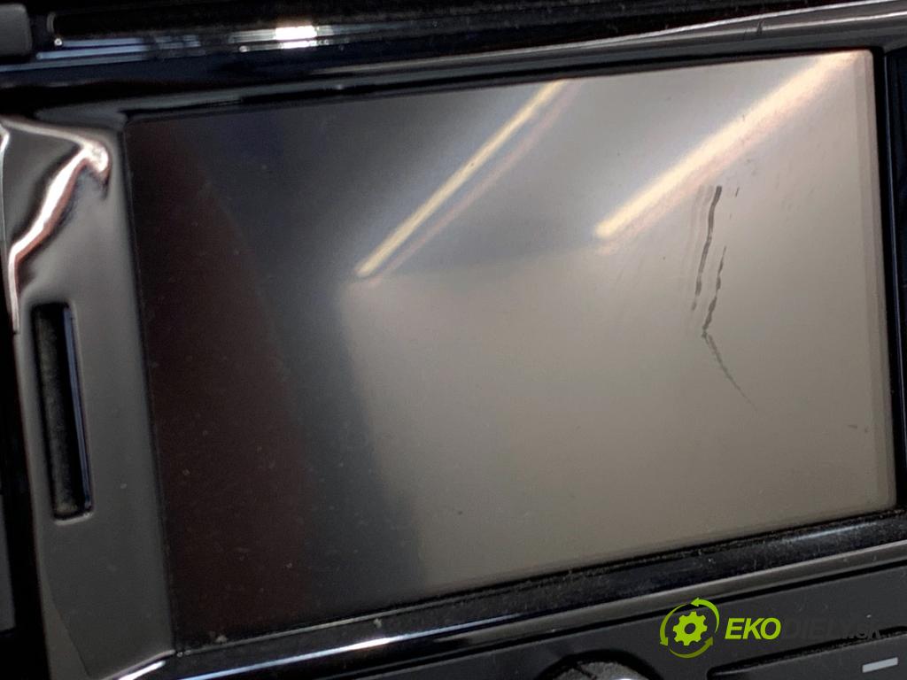 VW PASSAT B7 Kombi 2014 103 kW 2.0 TDI 1968 RADIO Navigácia 3C8035279F (Audio zariadenie)