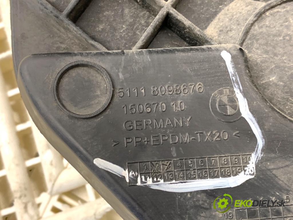 BMW G31 Kombi 2021 135 kW 530 e Plug-in-Hybrid xDrive 1998 úchyt nárazníka pravý přední část 8098676