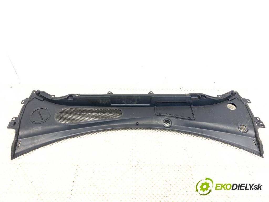 VOLVO XC60 II SUV 2018 140 kW D4 AWD 1969 torpédo plast pod čelní okno 31442120 (Plast pod čelním sklem)