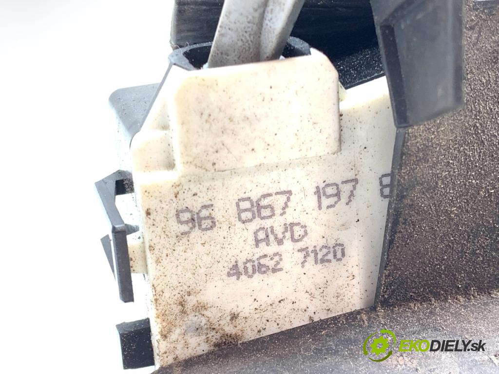 CITROEN C4 I liftback 2010 65 kW 1.4 16V 1360 zámok dveře pravý přední část 9686719780