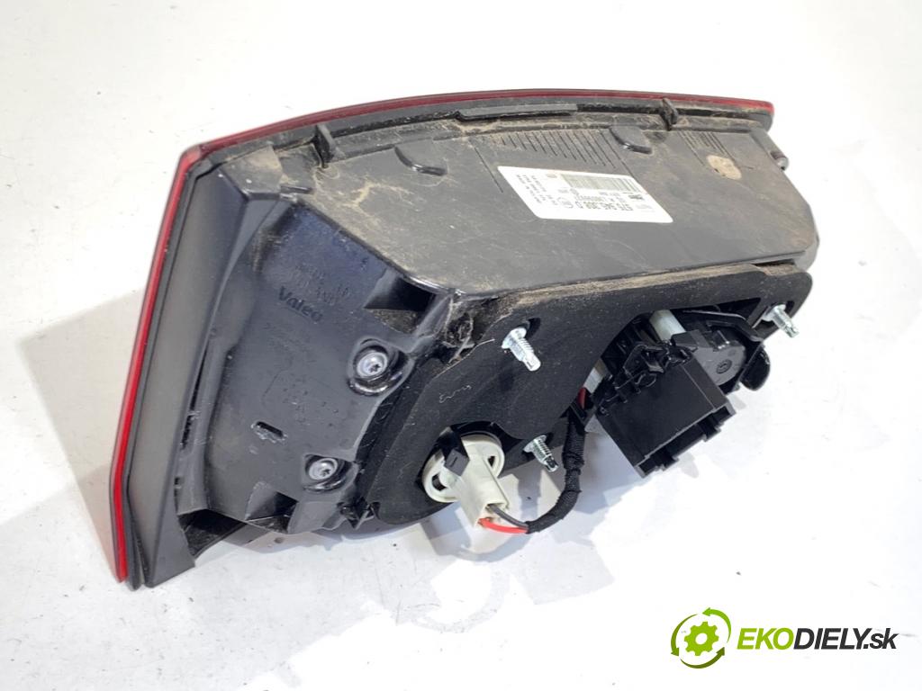 SEAT ATECA SUV 2023 110 kW 1.5 TSI 1495 světlo zadní část pravá vnitřní 575945308D (Klika dveří ostatní)