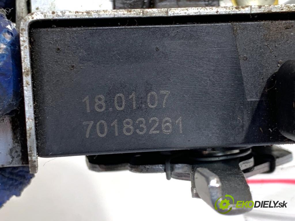 VW PASSAT B6 Kombi 2007 77 kW 1.9 TDI 1896 zámok dveří zadní část