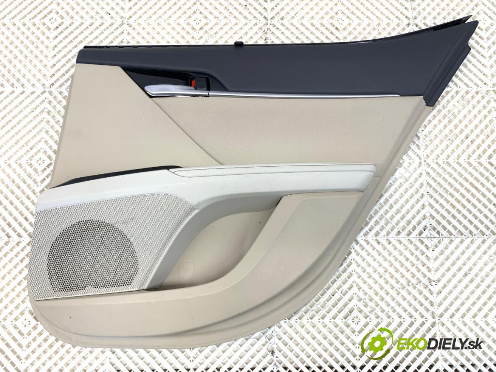 TOYOTA CAMRY sedan 2024 131 kW 2.5 Hybrid (AXVH71_) 2487 ča dveře levý zadní část Roleta 