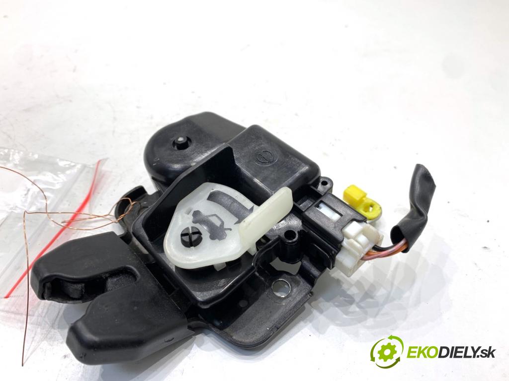 NISSAN VERSA N16 sedan 2010 91 kW 1.8 1798 zámok dverí zad